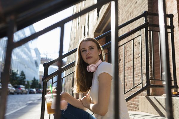 JBL TUNE500BT Lifestyle Image Pink